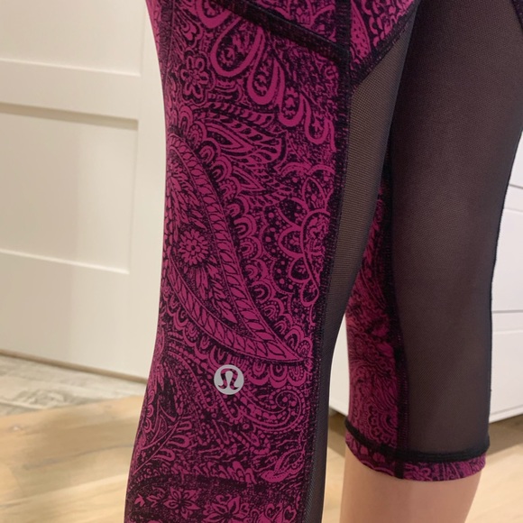 RARE LuluLemon Magenta Patterned Mesh Capris - Picture 3 of 5